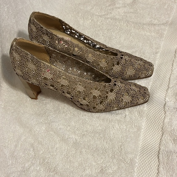 Intricate Lace pattern tan/cream 3in heels RED by Ramon Tenza size 9 - Picture 2 of 6